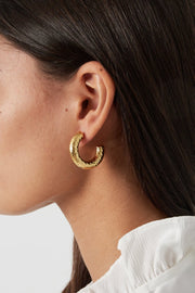 Golden hoops met structuur
